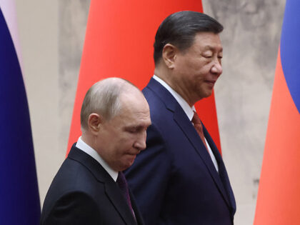 Russian President Vladimir Putin (L) and Chinese President Xi Jinping (R) arrive for Russi