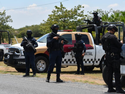 Tamaulipas state police officers set up a roadblock. (Credit: Tamaulipas State Guard)